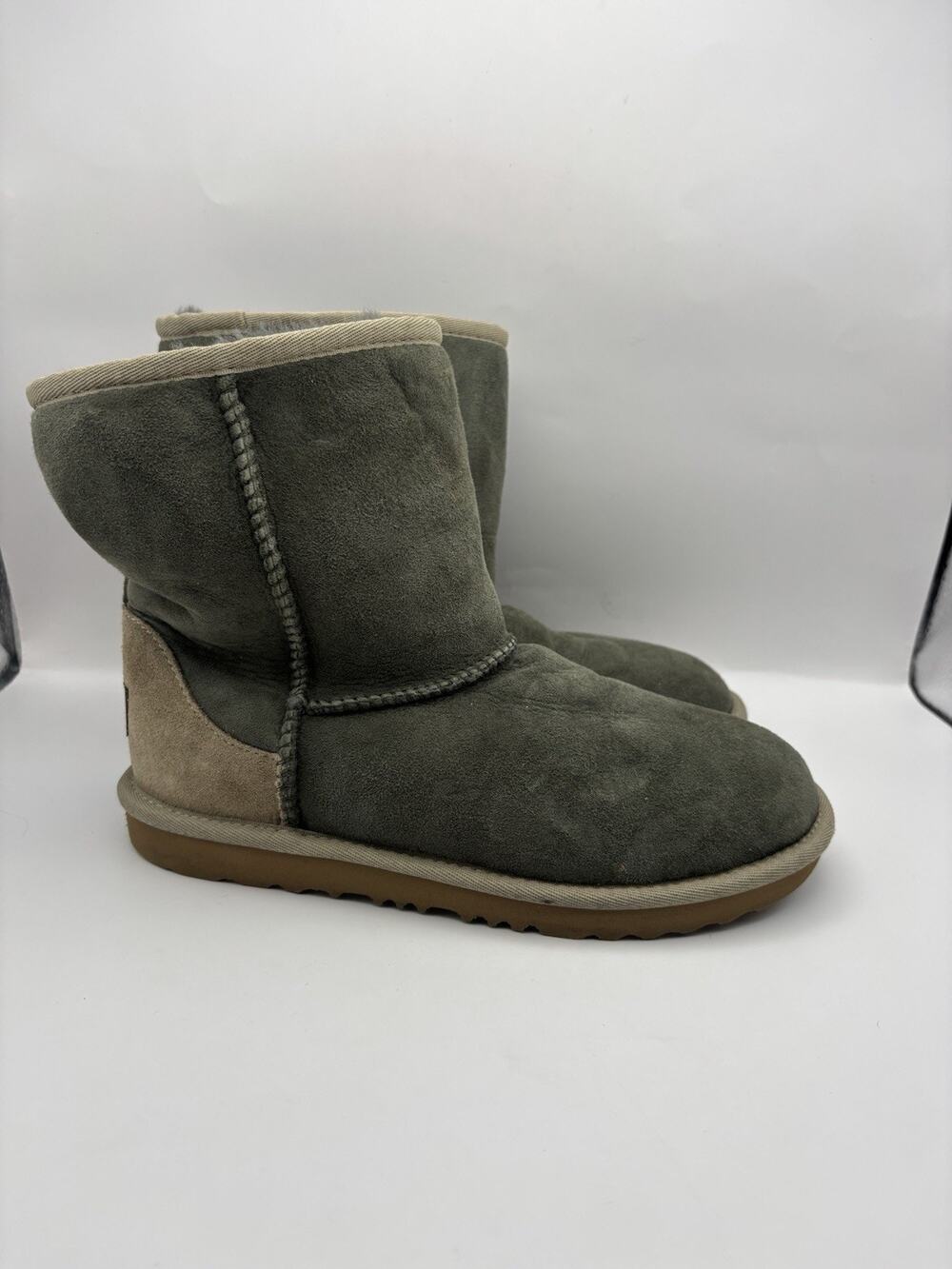 Ugg Classic Short II gray Boots Kids Size 5